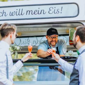 Sektempfang mit Eis und Sorbet zur Hochzeitsfeier Eis Catering Eiswagen Mein Eis Oldtimer Mobil Speiseeis Köln Bonn Düsseldorf