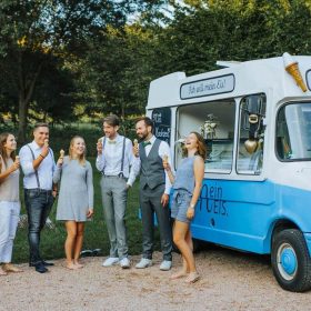 Fröhliche Hochzeitsgesellschaft Mein Eis Catering Eiswagen Mein Eis Oldtimer Mobil Speiseeis Köln Bonn Düsseldorf